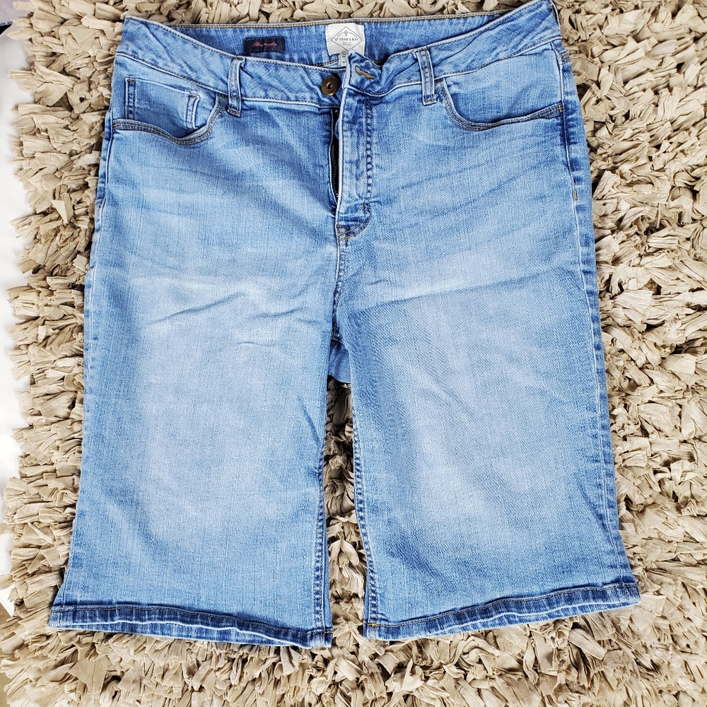 Light wash Bermuda shorts